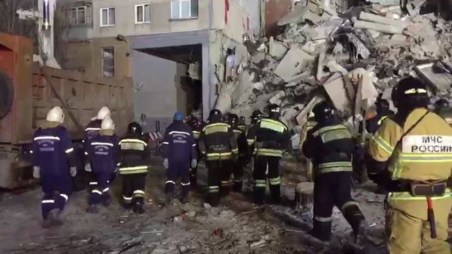 Сотрудники МЧС на месте обрушения одного из подъездов жилого дома в Магнитогорске Сотрудники МЧС на месте обрушения одного из подъездов жилого дома в Магнитогорске