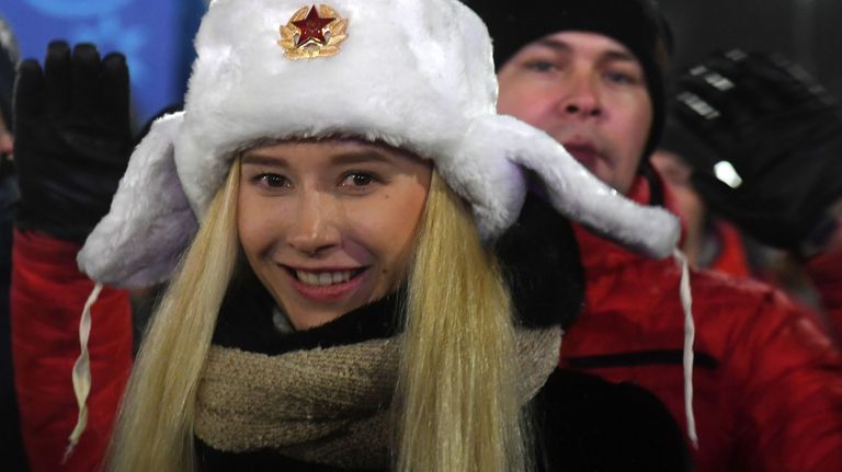Девушка во время встречи Нового года - 2019 у Центральной елки в Казани Девушка во время встречи Нового года - 2019 у Центральной елки в Казани