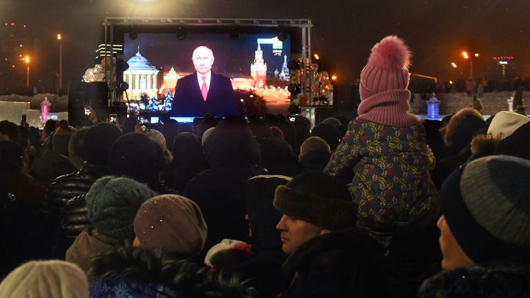 Горожане слушают обращение президента РФ Владимира Путина во время встречи Нового года - 2019 у Центральной елки в Казани Горожане слушают обращение президента РФ Владимира Путина во время встречи Нового года - 2019 у Центральной елки в Казани