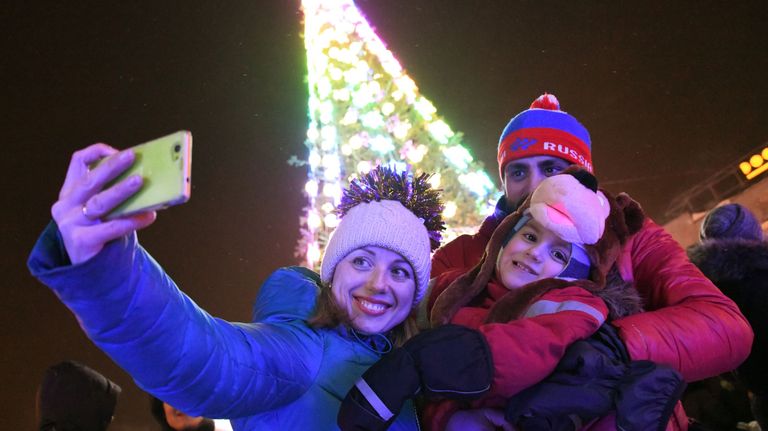Горожане во время празднования Нового года - 2019 в новогоднем городке на площади имени Ленина в Новосибирске Горожане во время празднования Нового года - 2019 в новогоднем городке на площади имени Ленина в Новосибирске