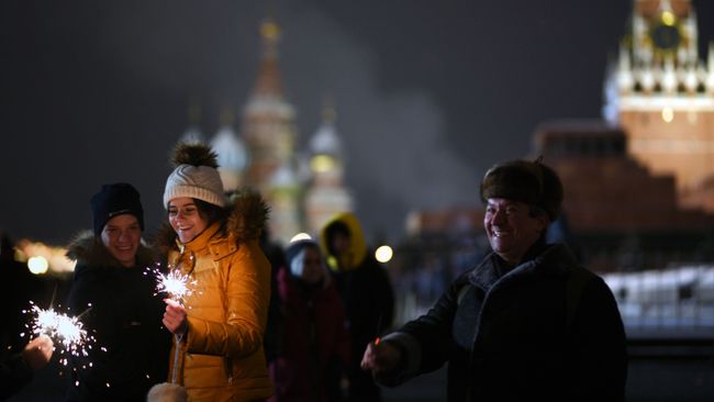 Горожане и гости столицы во время встречи Нового года 2019 на Красной площади в Москве Горожане и гости столицы во время встречи Нового года 2019 на Красной площади в Москве