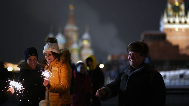 Горожане и гости столицы во время встречи Нового года 2019 на Красной площади в Москве Горожане и гости столицы во время встречи Нового года 2019 на Красной площади в Москве