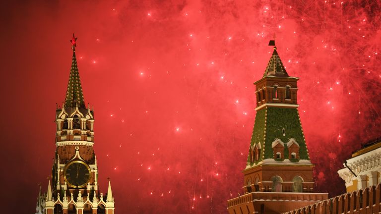 Праздничный фейерверк, посвященный встрече Нового года, в Москве Праздничный фейерверк, посвященный встрече Нового года, в Москве