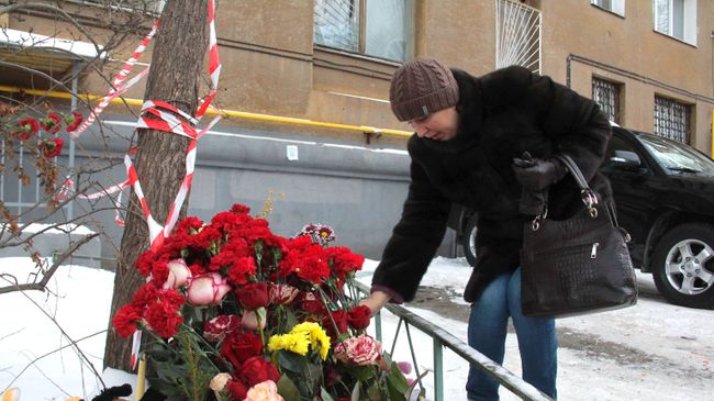 Женщина кладет цветы к стихийному мемориалу неподалеку от места обрушения одного из подъездов жилого дома на проспекте Карла Маркса дом 164 в Магнитогорске, где произошел взрыв бытового газа Женщина кладет цветы к стихийному мемориалу неподалеку от места обрушения одного из подъездов жилого дома на проспекте Карла Маркса дом 164 в Магнитогорске, где произошел взрыв бытового газа