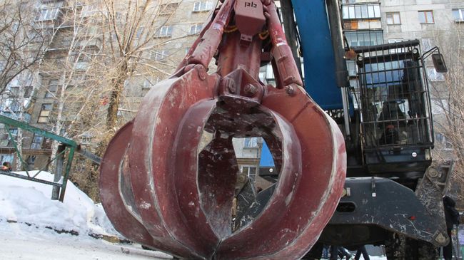 Техника МЧС РФ на месте обрушения одного из подъездов жилого дома в Магнитогорске, где произошел взрыв бытового газа. 1 января 2019 Техника МЧС РФ на месте обрушения одного из подъездов жилого дома в Магнитогорске, где произошел взрыв бытового газа. 1 января 2019