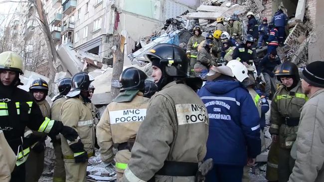 Сотрудники МЧС России во время спасения одного из жителей из под завалов в результате взрыва газа в жилом доме на проспекте Карла Маркса дом 164 в Магнитогорске. 31 декабря 2018 