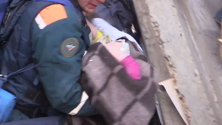 Кадры спасения ребенка из-под завалов жилого дома в Магнитогорске Кадры спасения ребенка из-под завалов жилого дома в Магнитогорске