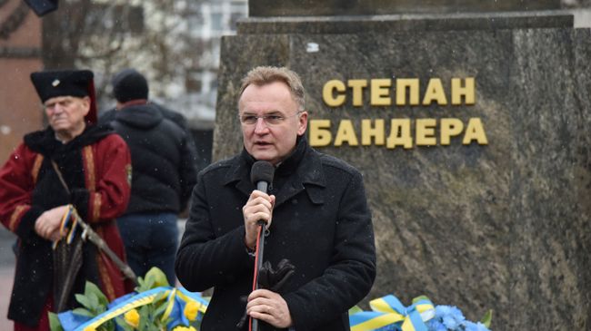Мэр Львова Андрей Садовый выступает на митинге, приуроченном к 110-й годовщине со дня рождения Степана Бандеры, во Львове. 1 января 2019 Мэр Львова Андрей Садовый выступает на митинге, приуроченном к 110-й годовщине со дня рождения Степана Бандеры, во Львове. 1 января 2019