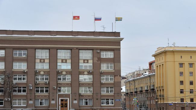 Приспущенные государственные флаги на административном здании в Челябинске в связи с трауром по погибшим при обрушении дома в Магнитогорске. 2 января 2019 Приспущенные государственные флаги на административном здании в Челябинске в связи с трауром по погибшим при обрушении дома в Магнитогорске. 2 января 2019