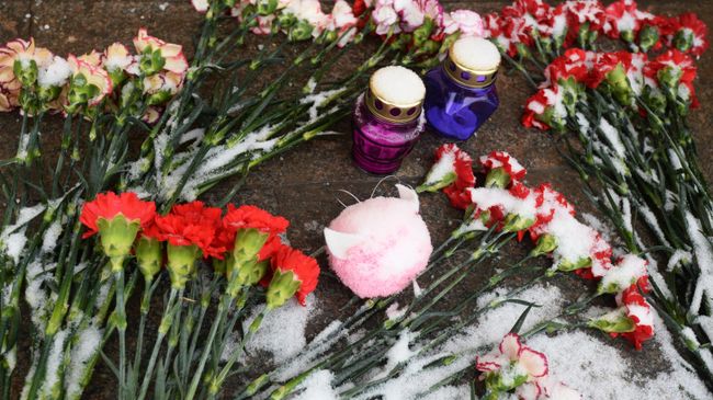 Цветы и свечи возле здания представительства Челябинской области в Москве в память о погибших в Магнитогорске Цветы и свечи возле здания представительства Челябинской области в Москве в память о погибших в Магнитогорске