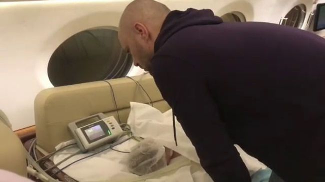 Эвакуация ребенка, извлеченного из-под завалов жилого дома в Магнитогорске на лечение в Москву. 2 января 2019 Эвакуация ребенка, извлеченного из-под завалов жилого дома в Магнитогорске на лечение в Москву. 2 января 2019