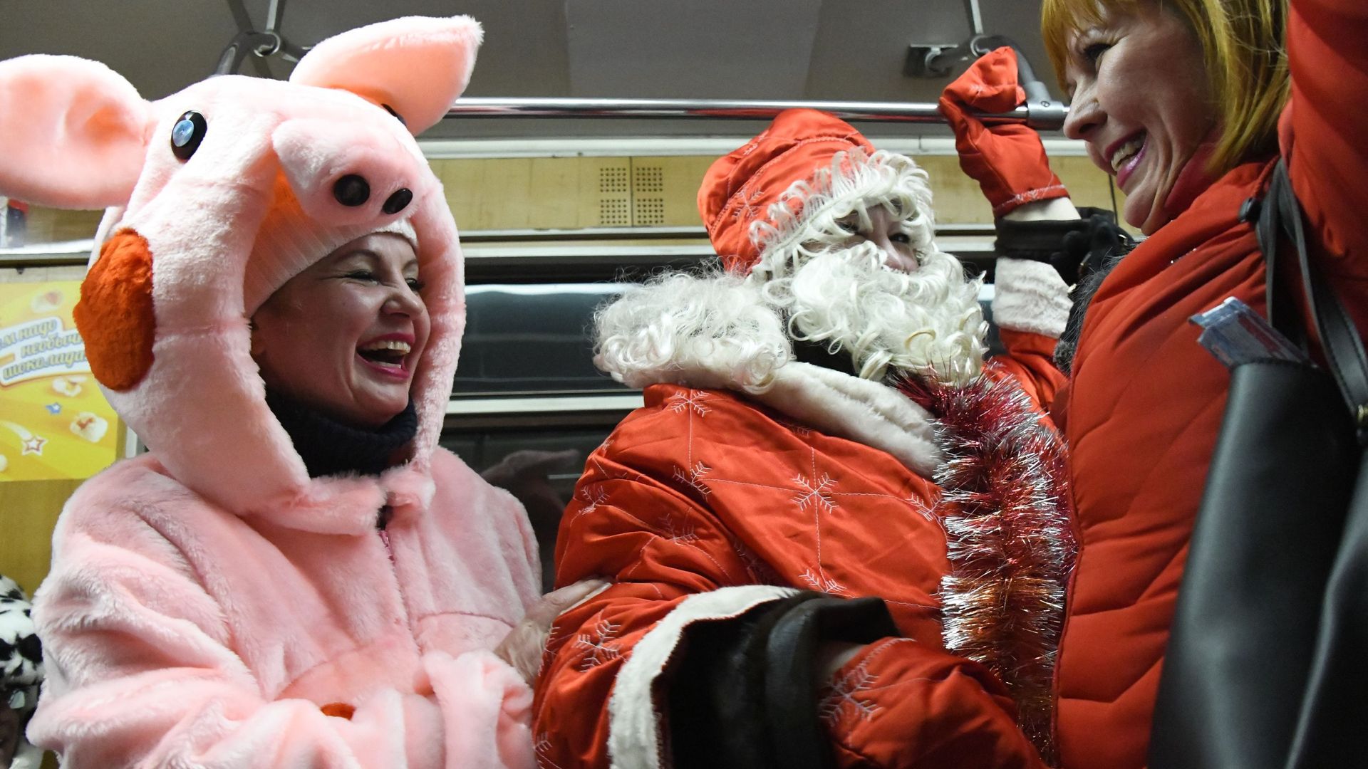 Горожане едут в метро на празднование Нового года - 2019 Горожане едут в метро на празднование Нового года - 2019 - РИА Новости, 1920, 16.12.2020