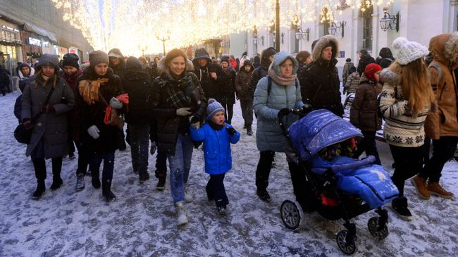 Горожане во время праздничных новогодних гуляний на Никольской улице в Москве Горожане во время праздничных новогодних гуляний на Никольской улице в Москве
