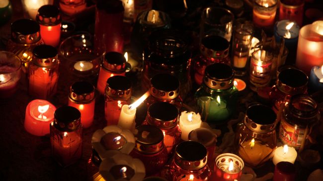 Свечи в память о погибших при обрушении одного из подъездов жилого дома в Магнитогорске, где произошел взрыв бытового газа. 2 января 2018 Свечи в память о погибших при обрушении одного из подъездов жилого дома в Магнитогорске, где произошел взрыв бытового газа. 2 января 2018