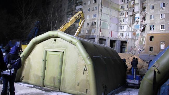 На месте обрушения одного из подъездов жилого дома в Магнитогорске. 3 января 2019 На месте обрушения одного из подъездов жилого дома в Магнитогорске. 3 января 2019