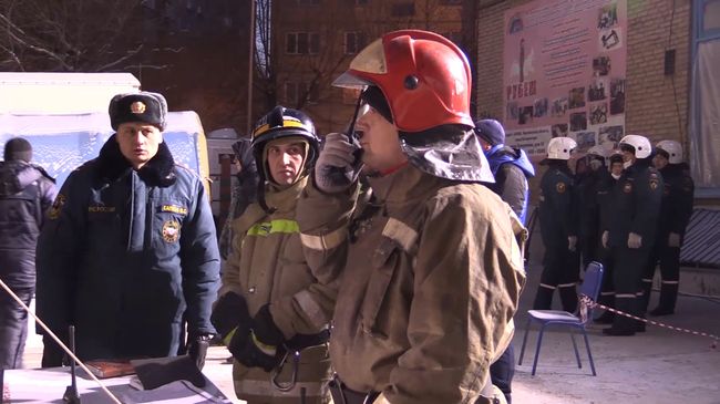 Сотрудники МЧС работают на месте обрушения одного из подъездов жилого дома в Магнитогорске. 3 января 2019 Сотрудники МЧС работают на месте обрушения одного из подъездов жилого дома в Магнитогорске. 3 января 2019