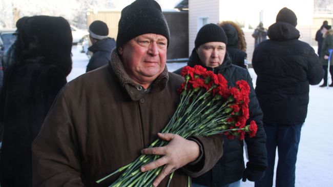 Мужчина с цветами перед началом похорон погибших при обрушении подъезда жилого дома в Магнитогорске. 4 января 2019 Мужчина с цветами перед началом похорон погибших при обрушении подъезда жилого дома в Магнитогорске. 4 января 2019