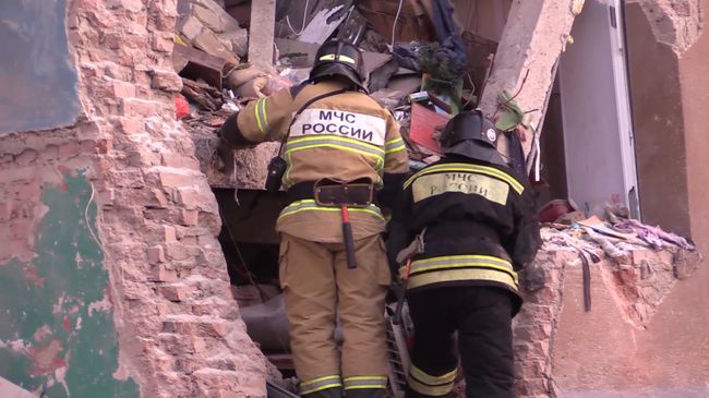 Сотрудники МЧС на месте ЧП в Магнитогорске