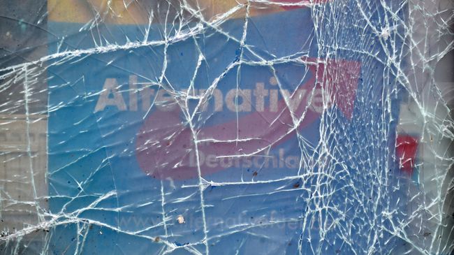 Поврежденное окно офиса правой партии Альтернатива для Германии (АдГ) в центре города Дёбельн, Германия. 4 января 2019 Поврежденное окно офиса правой партии Альтернатива для Германии (АдГ) в центре города Дёбельн, Германия. 4 января 2019