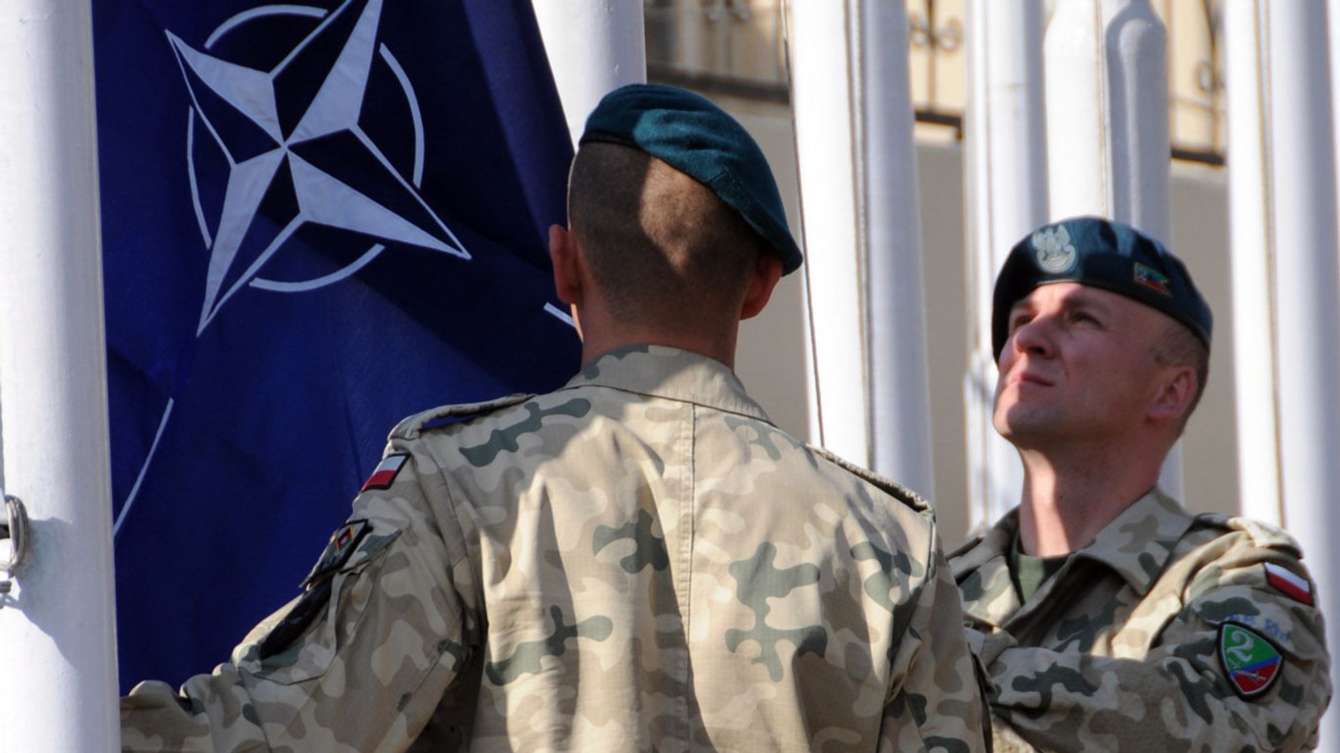 Военнослужащие поднимают флаг НАТО Военнослужащие поднимают флаг НАТО - РИА Новости, 1920, 07.07.2024