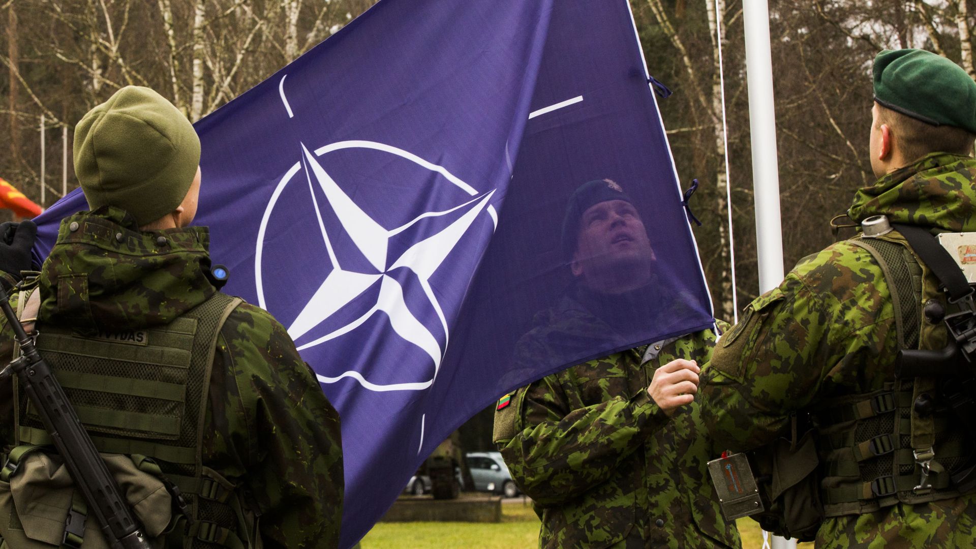 Литовские военнослужащие поднимают флаг НАТО Литовские военнослужащие поднимают флаг НАТО - РИА Новости, 1920, 03.05.2023