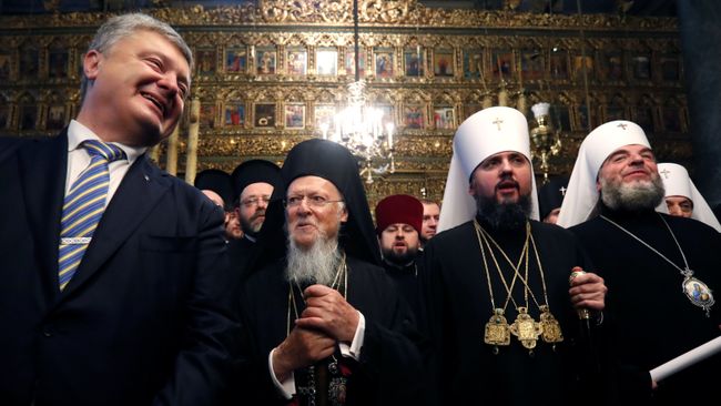 Президент Украины Петр Порошенко, митрополит Епифаний и Вселенский патриарх Варфоломей на церемонии в соборе Святого Георгия в Стамбуле, Турция