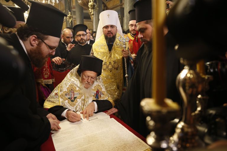 Вселенский Патриарх Варфоломей во время церемонии подписания томоса о независимости Украинской православной церкви в Георгиевском соборе Вселенского патриархата в Стамбуле, Турция. 5 января 2019 Вселенский Патриарх Варфоломей во время церемонии подписания томоса о независимости Украинской православной церкви в Георгиевском соборе Вселенского патриархата в Стамбуле, Турция. 5 января 2019