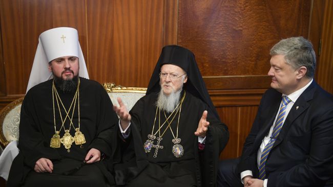 Президент Украины Петр Порошенко, Митрополит Епифаний и Вселенский Патриарх Варфоломей перед церемонией подписания томоса в Стамбуле, Турция. 5 января 2019 Президент Украины Петр Порошенко, Митрополит Епифаний и Вселенский Патриарх Варфоломей перед церемонией подписания томоса в Стамбуле, Турция. 5 января 2019