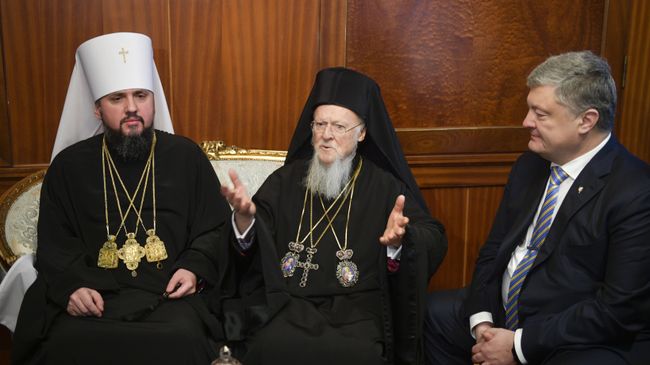 Президент Украины Петр Порошенко, Митрополит Епифаний и Вселенский Патриарх Варфоломей перед церемонией подписания томоса в Стамбуле, Турция