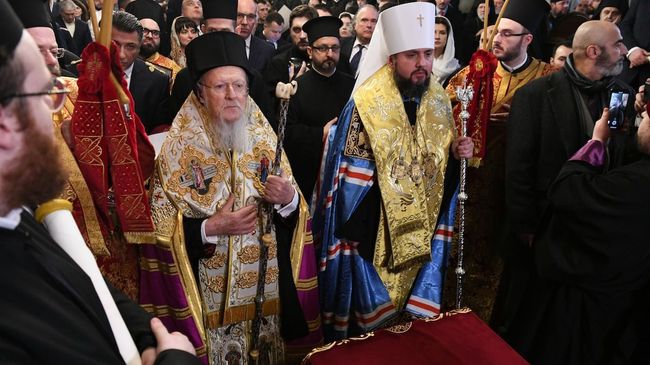 Вселенский Патриарх Варфоломей и митрополит Епифаний на церемонии подписания томоса о независимости Украинской православной церкви в Георгиевском соборе Вселенского патриархата в Стамбуле, Турция. 5 января 2019