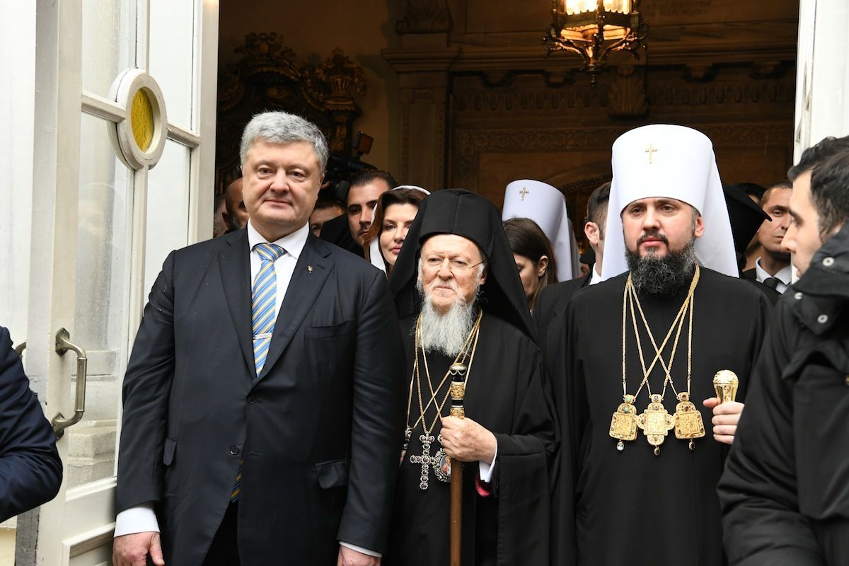 Президент Украины Петр Порошенко, Вселенский Патриарх Варфоломей и митрополит Епифаний после церемонии подписания томоса о независимости Украинской православной церкви в Георгиевском соборе Вселенского патриархата в Стамбуле, Турция. 5 января 2019 Президент Украины Петр Порошенко, Вселенский Патриарх Варфоломей и митрополит Епифаний после церемонии подписания томоса о независимости Украинской православной церкви в Георгиевском соборе Вселенского патриархата в Стамбуле, Турция. 5 января 2019 - РИА Новости, 1920, 01.12.2022
