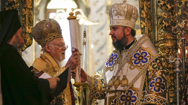 Константинопольский патриарх Варфоломей и митрополит Епифаний во время передачи томоса об автокефалии в Георгиевском соборе Вселенского патриархата в Стамбуле, Турция. 6 января 2019 года Константинопольский патриарх Варфоломей и митрополит Епифаний во время передачи томоса об автокефалии в Георгиевском соборе Вселенского патриархата в Стамбуле, Турция. 6 января 2019 года