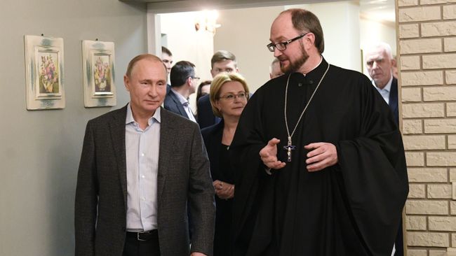 Президент РФ Владимир Путин во время посещения Детского хосписа в Санкт-Петербурге. 6 января 2019 Президент РФ Владимир Путин во время посещения Детского хосписа в Санкт-Петербурге. 6 января 2019