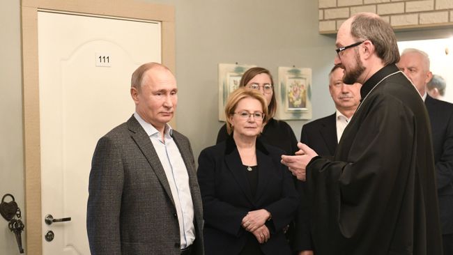 Президент РФ Владимир Путин и министр здравоохранения РФ Вероника Скворцова во время посещения Детского хосписа в Санкт-Петербурге. 6 января 2019 Президент РФ Владимир Путин и министр здравоохранения РФ Вероника Скворцова во время посещения Детского хосписа в Санкт-Петербурге. 6 января 2019