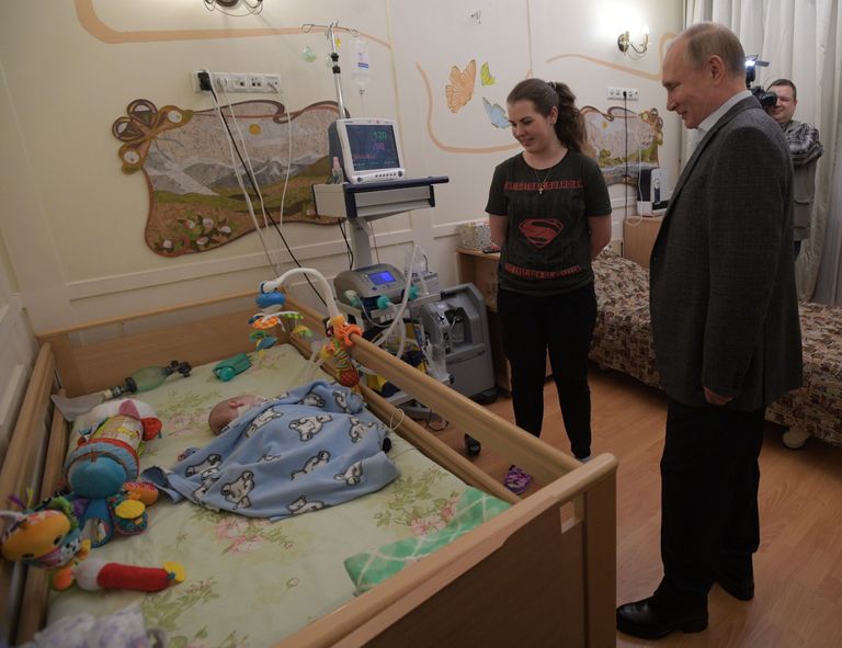 Президент РФ Владимир Путин во время посещения Детского хосписа в Санкт-Петербурге. 6 января 2019 Президент РФ Владимир Путин во время посещения Детского хосписа в Санкт-Петербурге. 6 января 2019