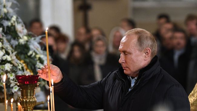 Президент РФ В. Путин посетил Рождественское богослужение Президент РФ В. Путин посетил Рождественское богослужение