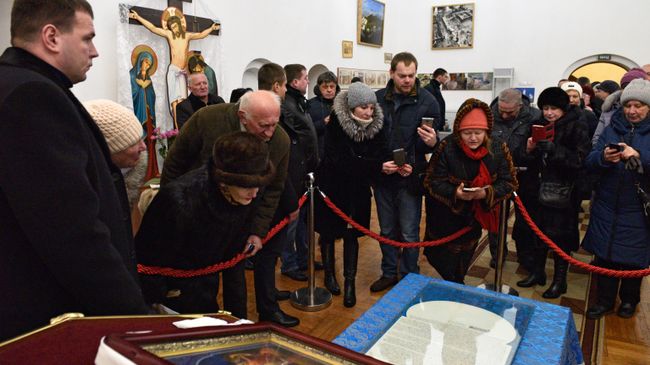 Прихожане фотографируют документ (томос) содержащий решение Священного Синода Вселенского патриархата о предоставлении автокефали УПЦ Прихожане фотографируют документ (томос) содержащий решение Священного Синода Вселенского патриархата о предоставлении автокефали УПЦ