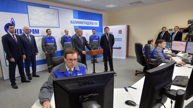 Владимир Путин на церемонии ввода в эксплуатацию терминала по приему газа с плавучей регазификационной установки в Калининграде. 8 января 2019 Владимир Путин на церемонии ввода в эксплуатацию терминала по приему газа с плавучей регазификационной установки в Калининграде. 8 января 2019