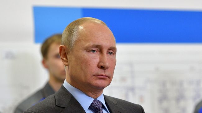 Владимир Путин на церемонии ввода в эксплуатацию терминала по приему газа с плавучей регазификационной установки в Калининграде. 8 января 2019 Владимир Путин на церемонии ввода в эксплуатацию терминала по приему газа с плавучей регазификационной установки в Калининграде. 8 января 2019