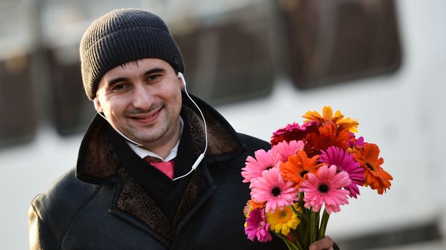 Мужчина с букетом цветов накануне праздника 8 марта в Москве Мужчина с букетом цветов накануне праздника 8 марта в Москве