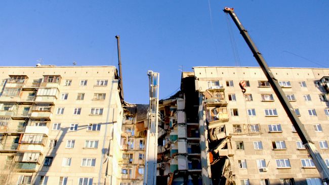 На месте обрушения одного из подъездов жилого дома в Магнитогорске На месте обрушения одного из подъездов жилого дома в Магнитогорске