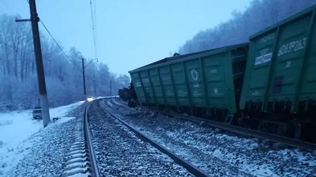 На месте схода вагонов грузового поезда в Оренбургской области. 9 января 2019 На месте схода вагонов грузового поезда в Оренбургской области. 9 января 2019