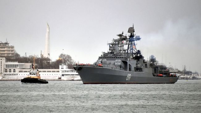 Большой противолодочный корабль Северного флота Североморск во время захода в Севастопольскую бухту. 10 января 2019