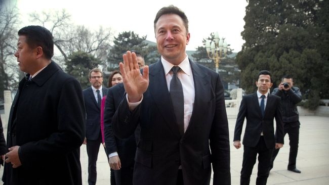 Глава Tesla Илон Маск перед встречей с премьером Госсовета КНР Ли Кэцяном. 9 января 2019 Глава Tesla Илон Маск перед встречей с премьером Госсовета КНР Ли Кэцяном. 9 января 2019