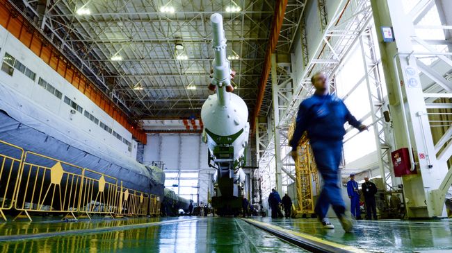 Сборка ракеты Союз-ФГ на космодроме Байконур Сборка ракеты Союз-ФГ на космодроме Байконур