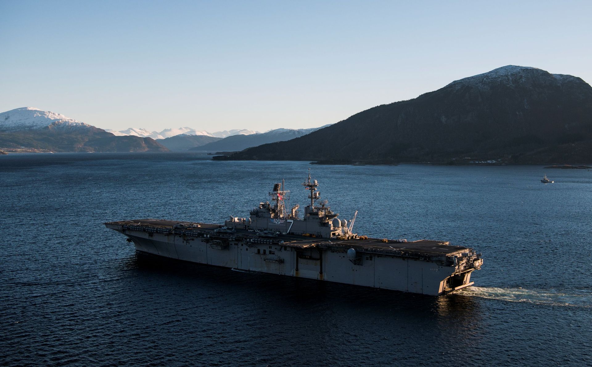 Американский десантный корабль USS Iwo Jima во время учений Trident Juncture-2018 в Норвегии - РИА Новости, 1920, 18.12.2025