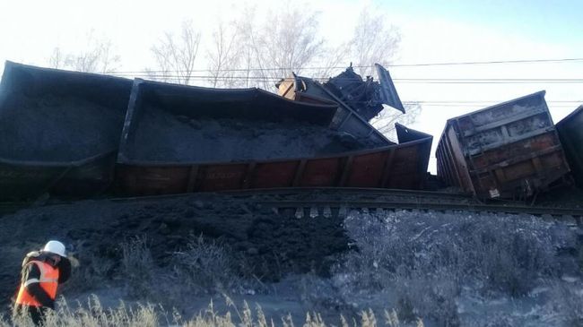 На месте схода вагонов грузового поезда под Иркутском. 12 января 2019 На месте схода вагонов грузового поезда под Иркутском. 12 января 2019