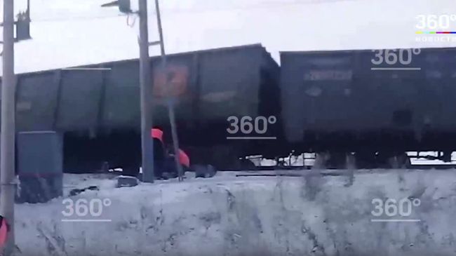 Скриншот видео с места схода вагонов грузового поезда под Иркутском. 12 января 2019 Скриншот видео с места схода вагонов грузового поезда под Иркутском. 12 января 2019