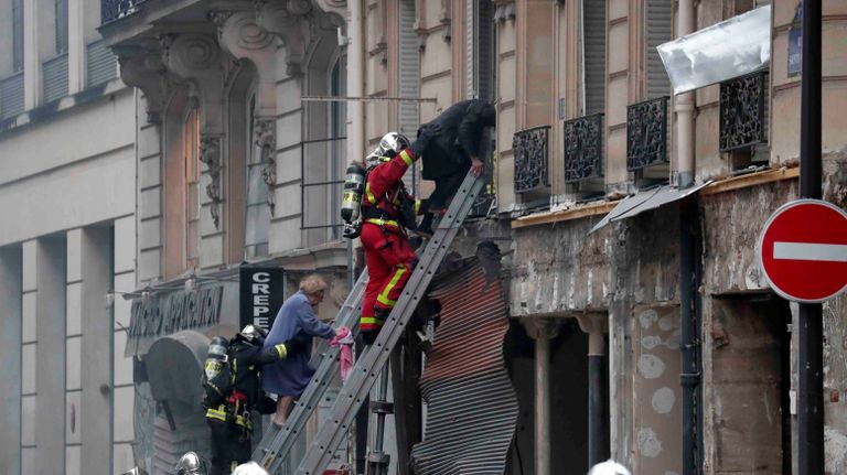 Пожарные на месте взрыва в 9-м округе Парижа. 12 января 2019 Пожарные на месте взрыва в 9-м округе Парижа. 12 января 2019