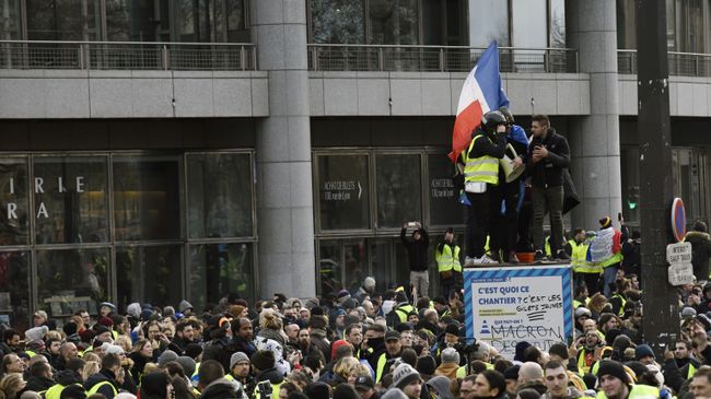 Участники протестной акции жёлтых жилетов в Париже. 12 января 2019 Участники протестной акции жёлтых жилетов в Париже. 12 января 2019